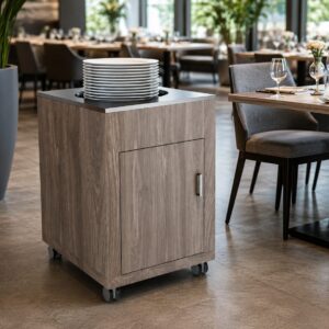 Dulap încălzitor pentru farfurii Athena Rocam Italia utilizat în restaurant HoReCa.