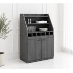 Consolă pentru ospătari Rocam Italia amplasată într-un restaurant modern, cu rafturi pentru farfurii, pahare și compartimente pentru tacâmuri.