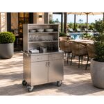 Mobilier HoReCa din inox pentru servire outdoor, amplasat într-o terasă modernă